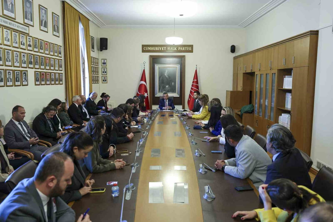 ÖZEL, CHP GRUP YÖNETİM KURULU TOPLANTI SALONUNDA GAZETECİLERLE BİR ARAYA GELDİ VE GÜNDEMLE İLGİLİ...