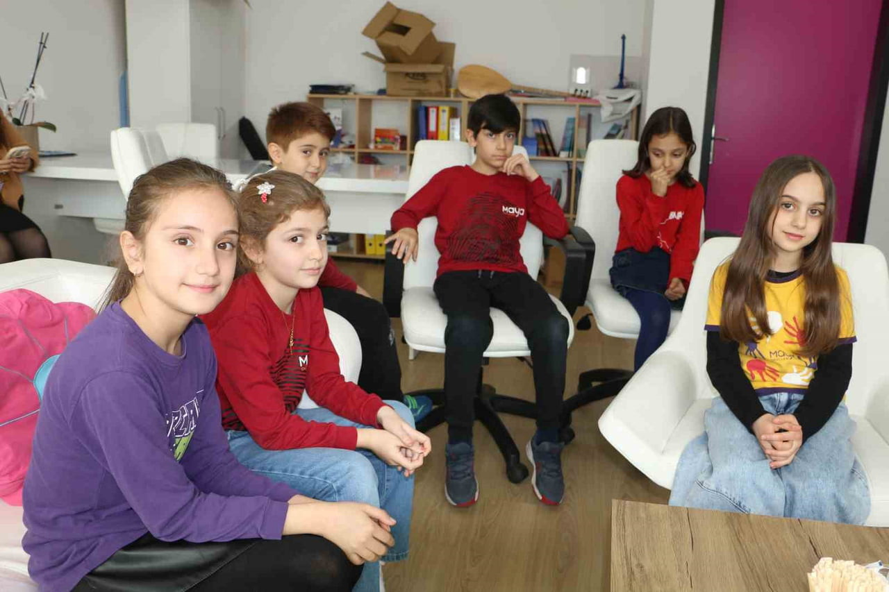 ÖZEL DİYARBAKIR MAYA OKULLARI İLKOKULUNDA 8 ADAYIN YARIŞTIĞI BAŞKANLIK SEÇİMİNDE, ÖĞRENCİLER OY...