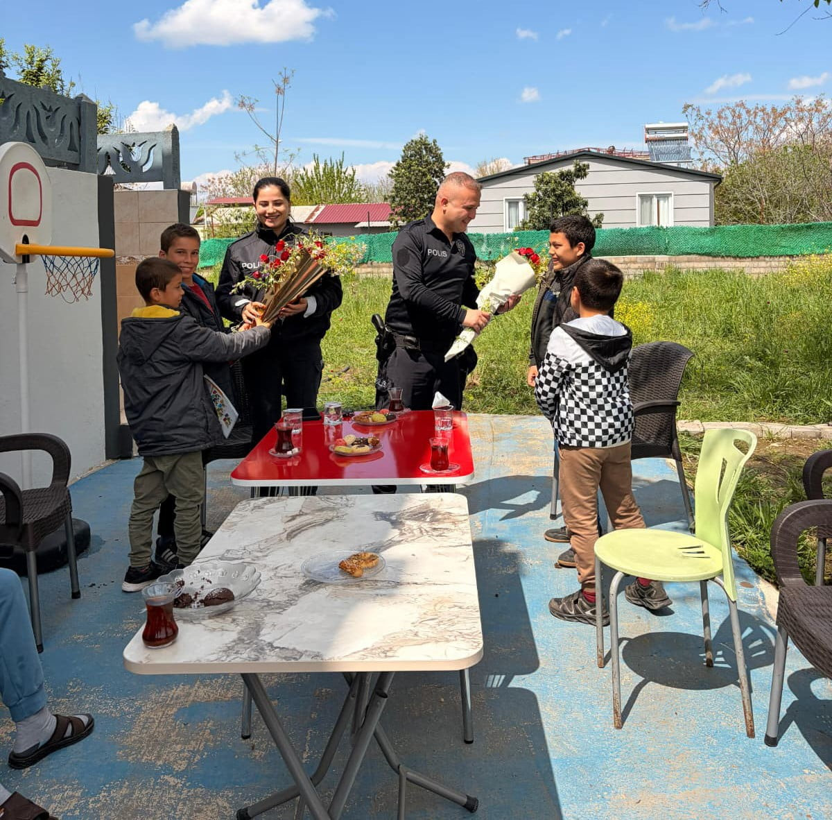 ÖZEL ÖĞRENCİLER, KENDİLERİNİ ZİYARETE GELEN İLÇE EMNİYET MÜDÜRLÜĞÜ PERSONELİNİ ÇİÇEKLERLE...