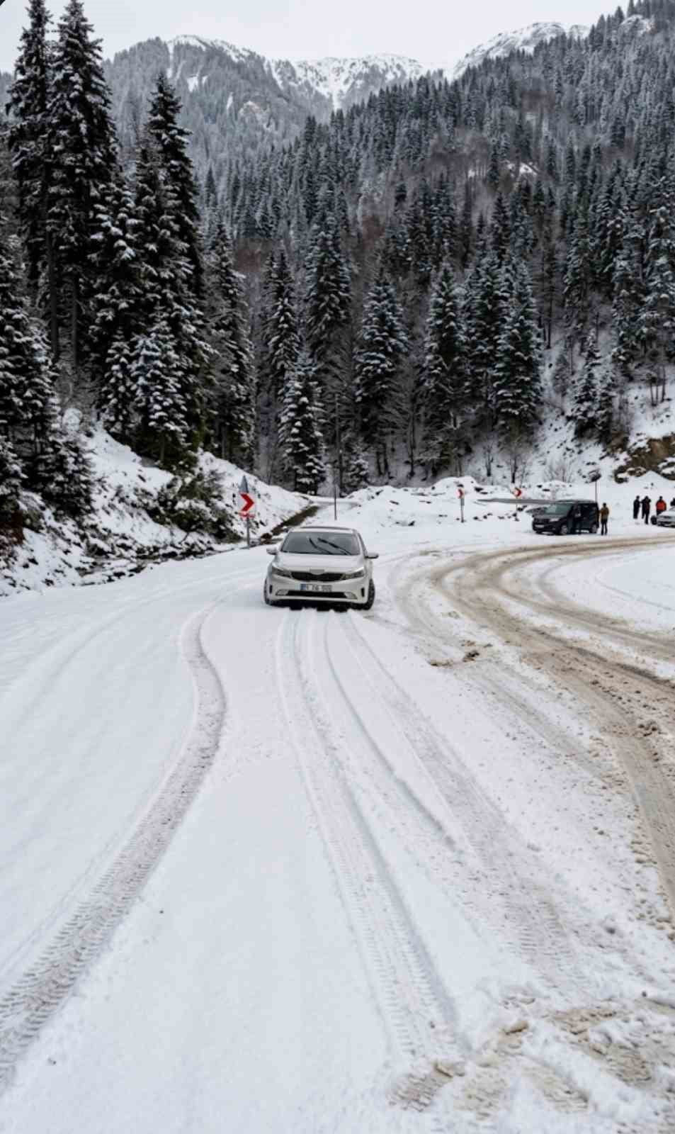 ÖZELLİKLE VİRAJLI VE EĞİMLİ YOLLARDA KAYGANLAŞAN ZEMİN NEDENİYLE İLERLEMEKTE GÜÇLÜK...