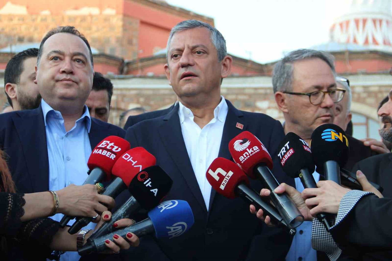ÖZGÜR ÖZEL BAYRAM NAMAZI ÇIKIŞINDA KONUŞTU