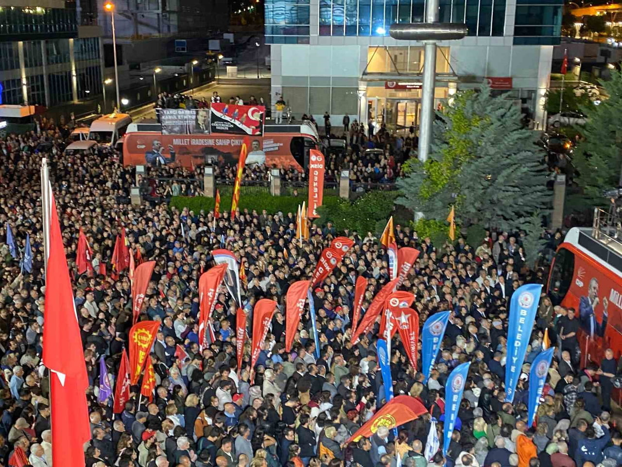 ÖZGÜR ÖZEL, KEMAL KILIÇDAROĞU İLE YAPTIĞI TELEFON GÖRÜŞMESİNE İLİŞKİN, "DEDİM Kİ ‘SOKAĞI GÖRÜYOR...