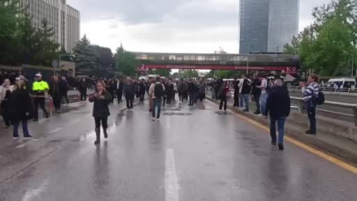 Özgür Özel meclise yürüyor