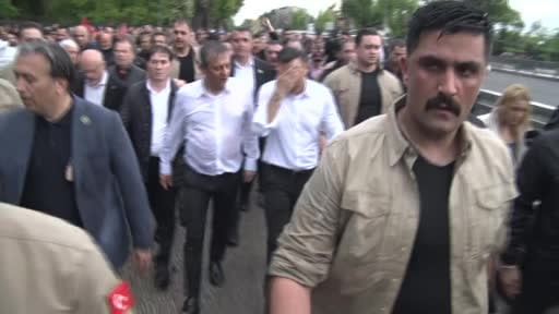 Özgür Özel meclise yürüyor