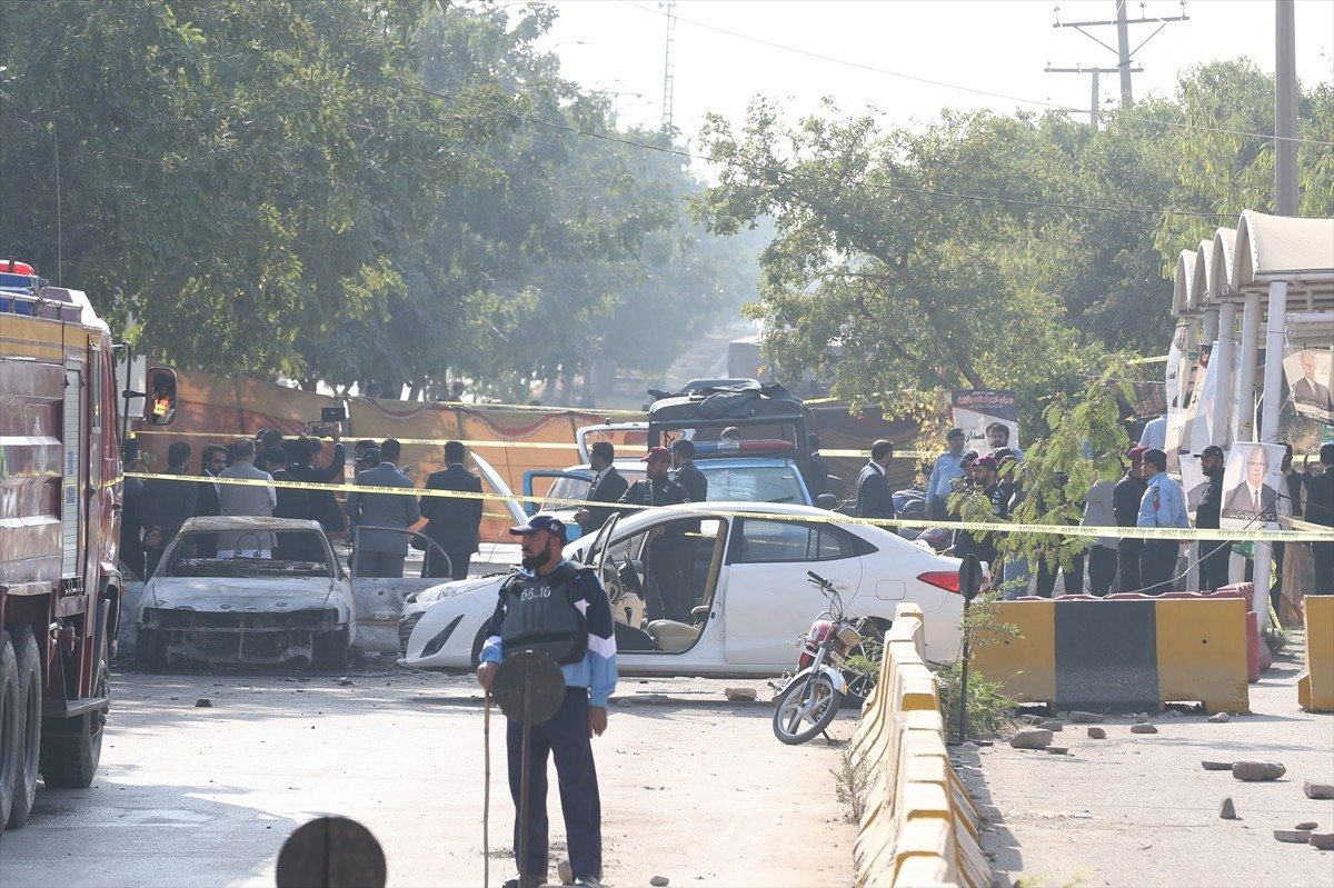 Pakistan'ın başkenti İslamabad'da, mahkeme binası yakınlarında intihar saldırısı sonucu meydana...