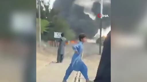Pakistan'ın Belucistan eyaletinde güvenlik personeli ve ailelerini taşıyan trene yönelik dün...