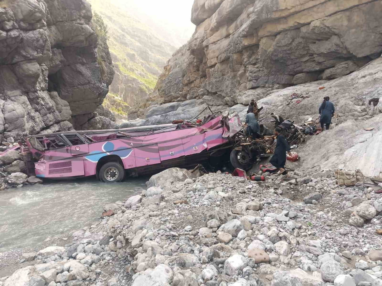 PAKİSTAN'IN BİR YOLCU OTOBÜSÜNÜN DEV ÇUKURA UÇMASI SONUCU 40 KİŞİ HAYATINI KAYBEDERKEN, 8 KİŞİ DE...