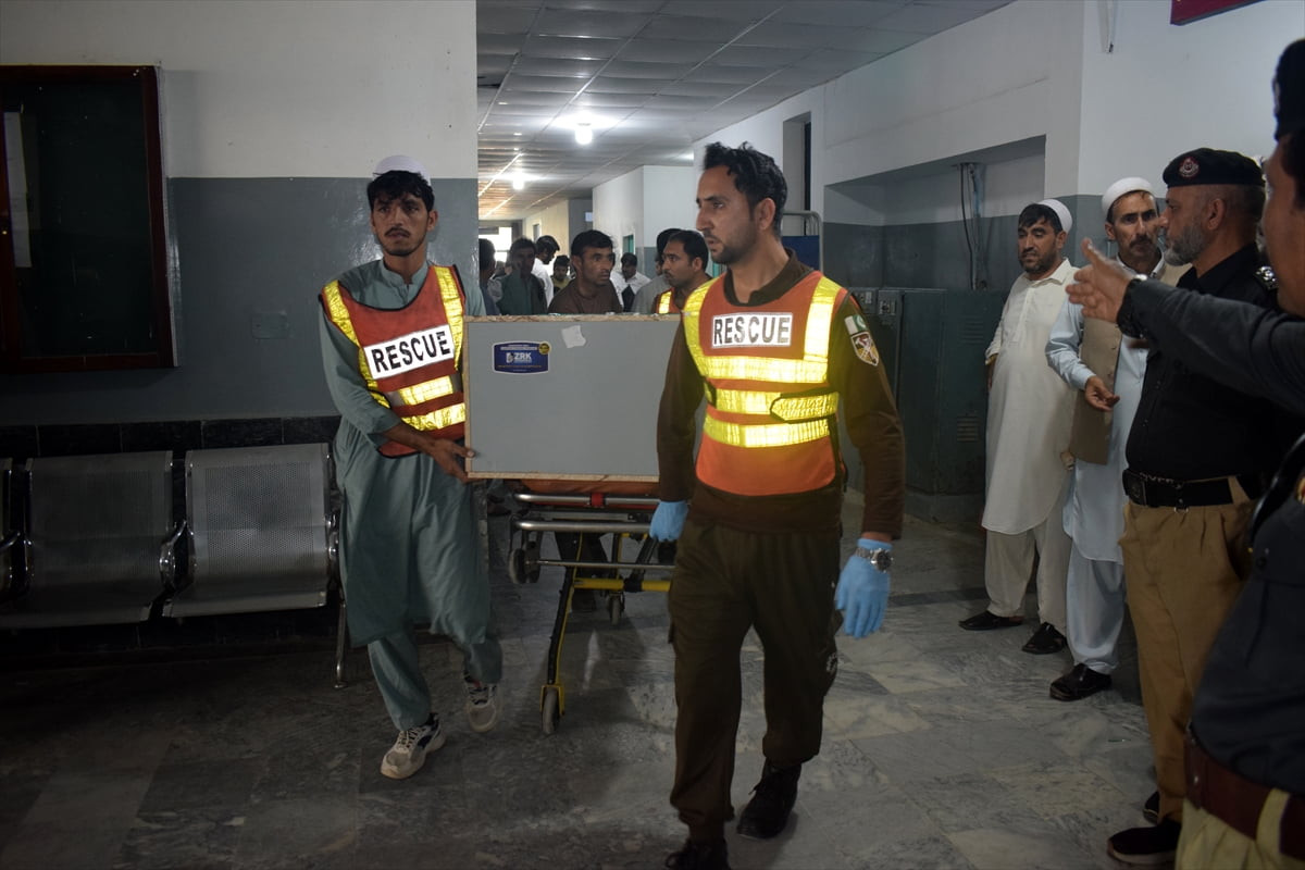 Pakistan'ın Hayber Pahtunhva eyaletinde polis aracının yakınında meydana gelen patlamada en az 7...