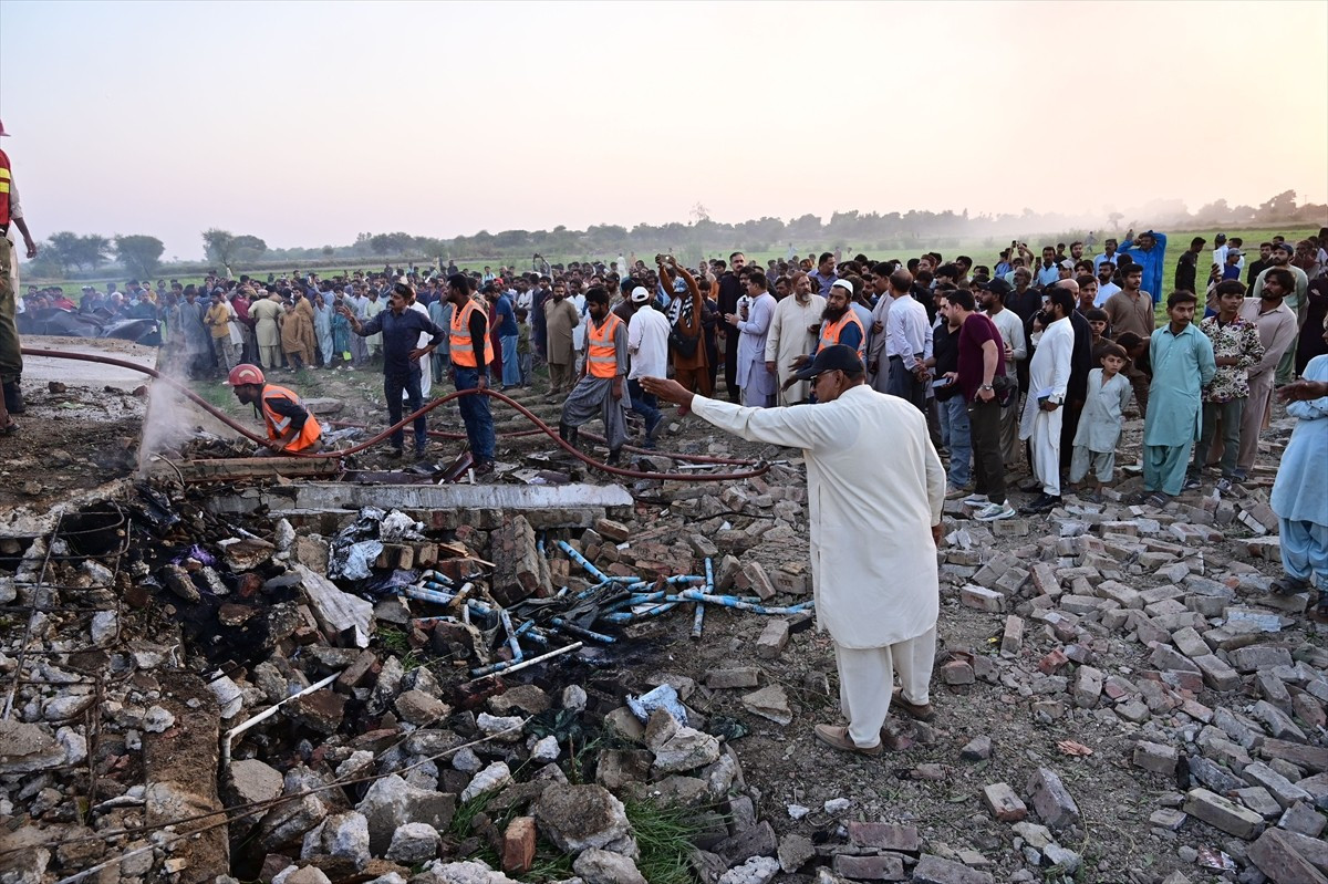 Pakistan'ın Haydarabad şehrindeki bir havai fişek fabrikasında meydana gelen patlamada ilk...