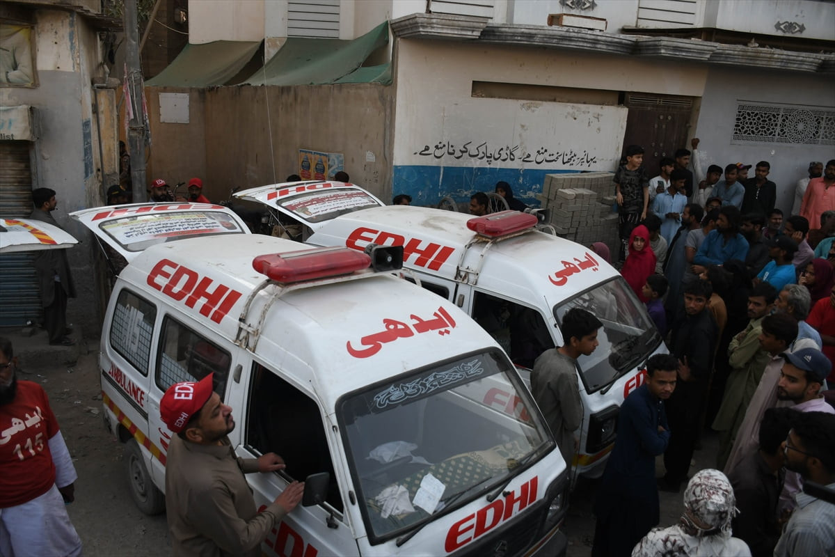 Pakistan'ın Karaçi kentinde ilk katında meydana gelen patlamanın ardından apartmanın bir kısmının...