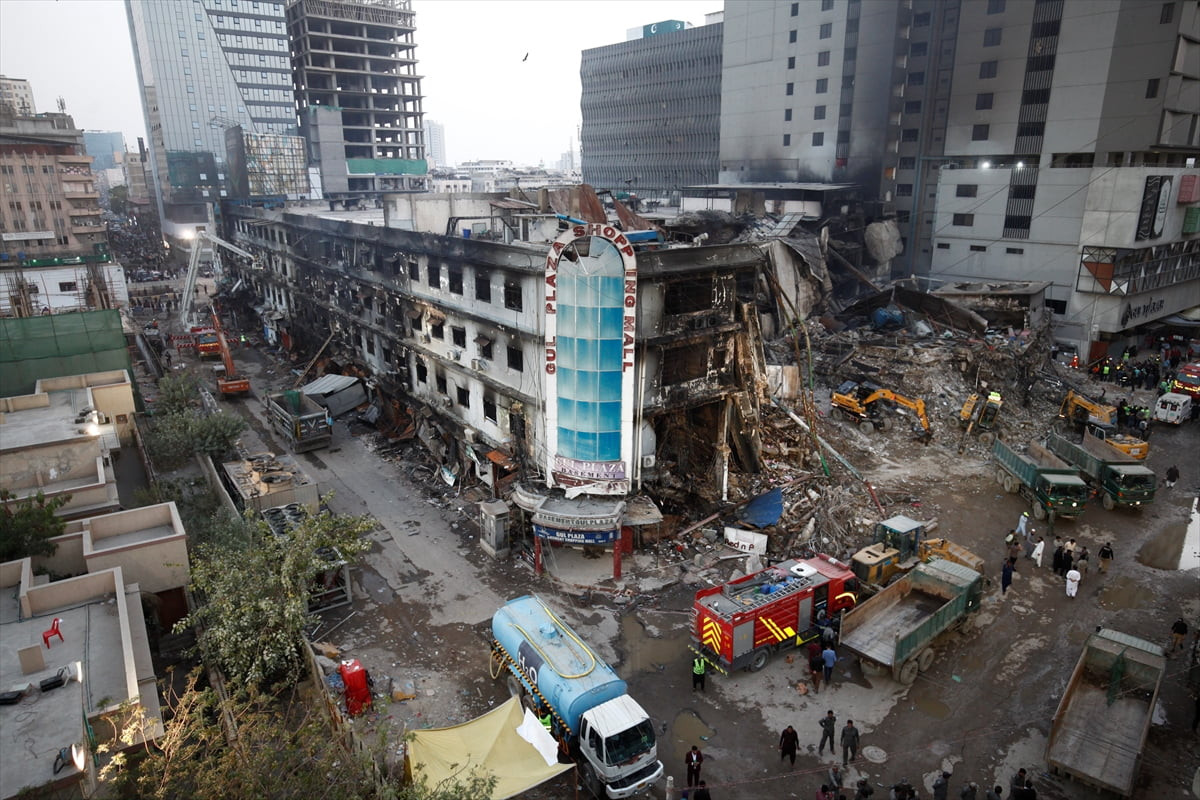 Pakistan'ın Karaçi kentindeki alışveriş merkezinde 17 Ocak gecesi çıkan yangında hayatını...