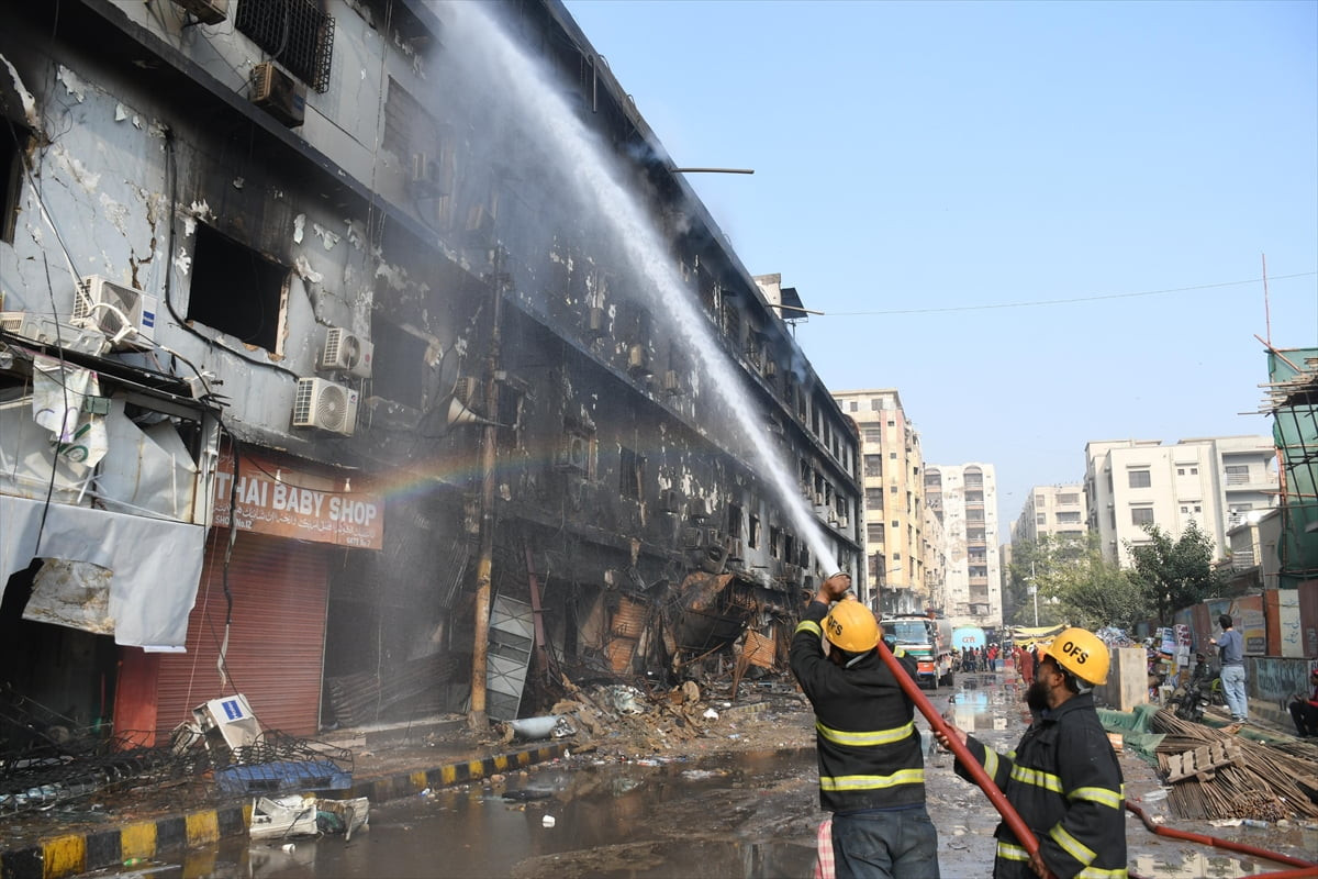 Pakistan'ın Karaçi kentindeki alışveriş merkezinde Cumartesi gecesi çıkan yangında hayatını...