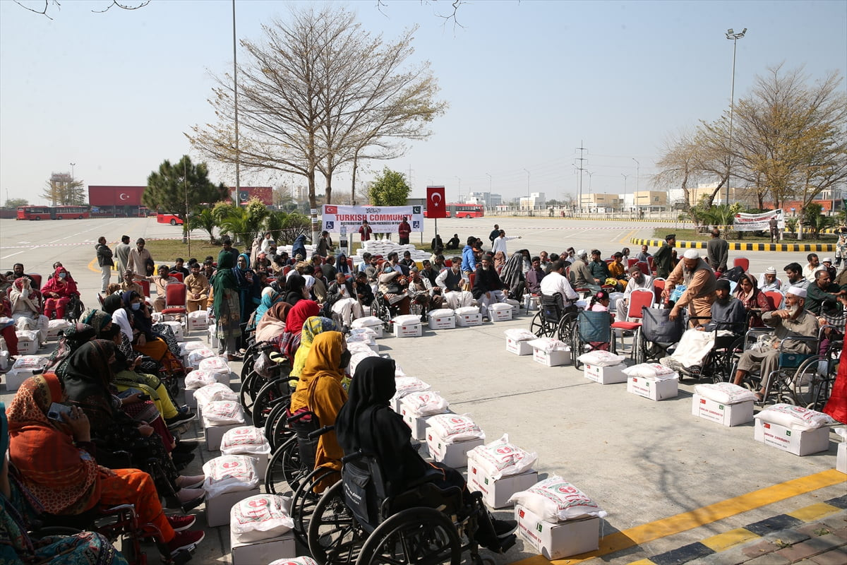 Pakistan’da yaşayan Türk vatandaşları, ramazan ayı dolayısıyla ihtiyaç sahiplerine gıda desteğinde...