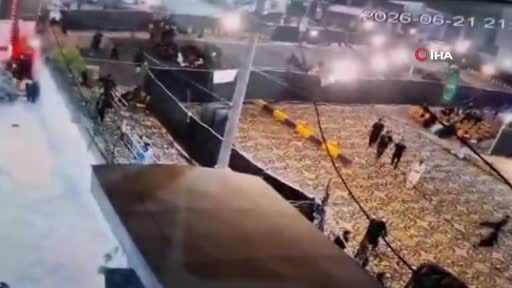Pakistan’ın Karaçi kentinde bir aracın kontrolden çıkarak camide düzenlenen dini toplantıya...