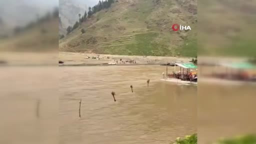 Pakistan’ın Swat Nehri üzerindeki Saifullah Gölü’nde turistleri taşıyan bir teknenin alabora...
