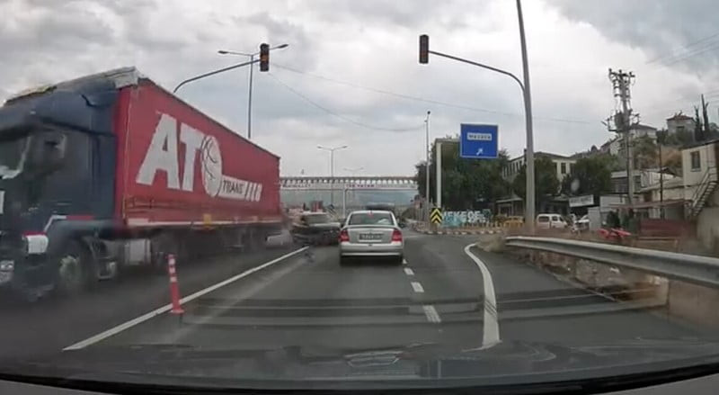 PAMUKOVA İLÇESİNDE D-650 KARA YOLUNA KONTROLSÜZ ÇIKAN OTOMOBİL, SEYİR HALİNDEKİ TIRA ÇARPARAK...