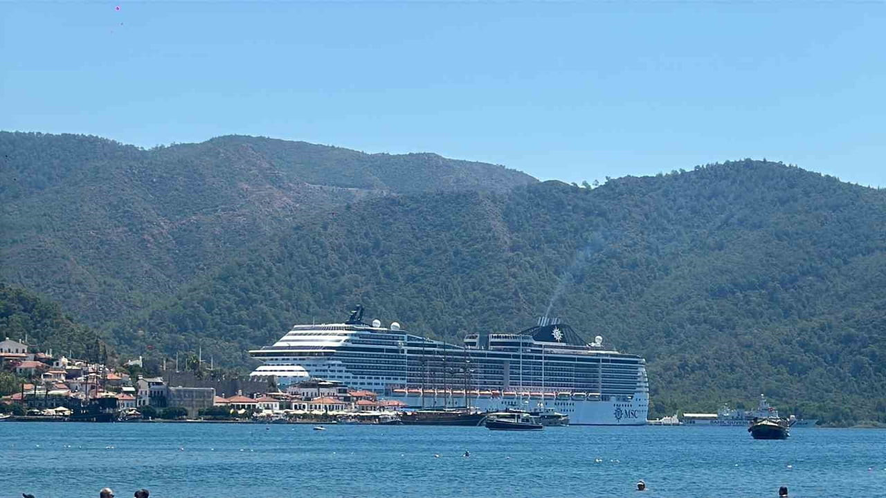 PANAMA BAYRAKLI KRUVAZİYER MSC DİVİNE , MUĞLA'NIN MARMARİS İLÇESİNE DEMİR ATTI. AYDIN'IN KUŞADASI...