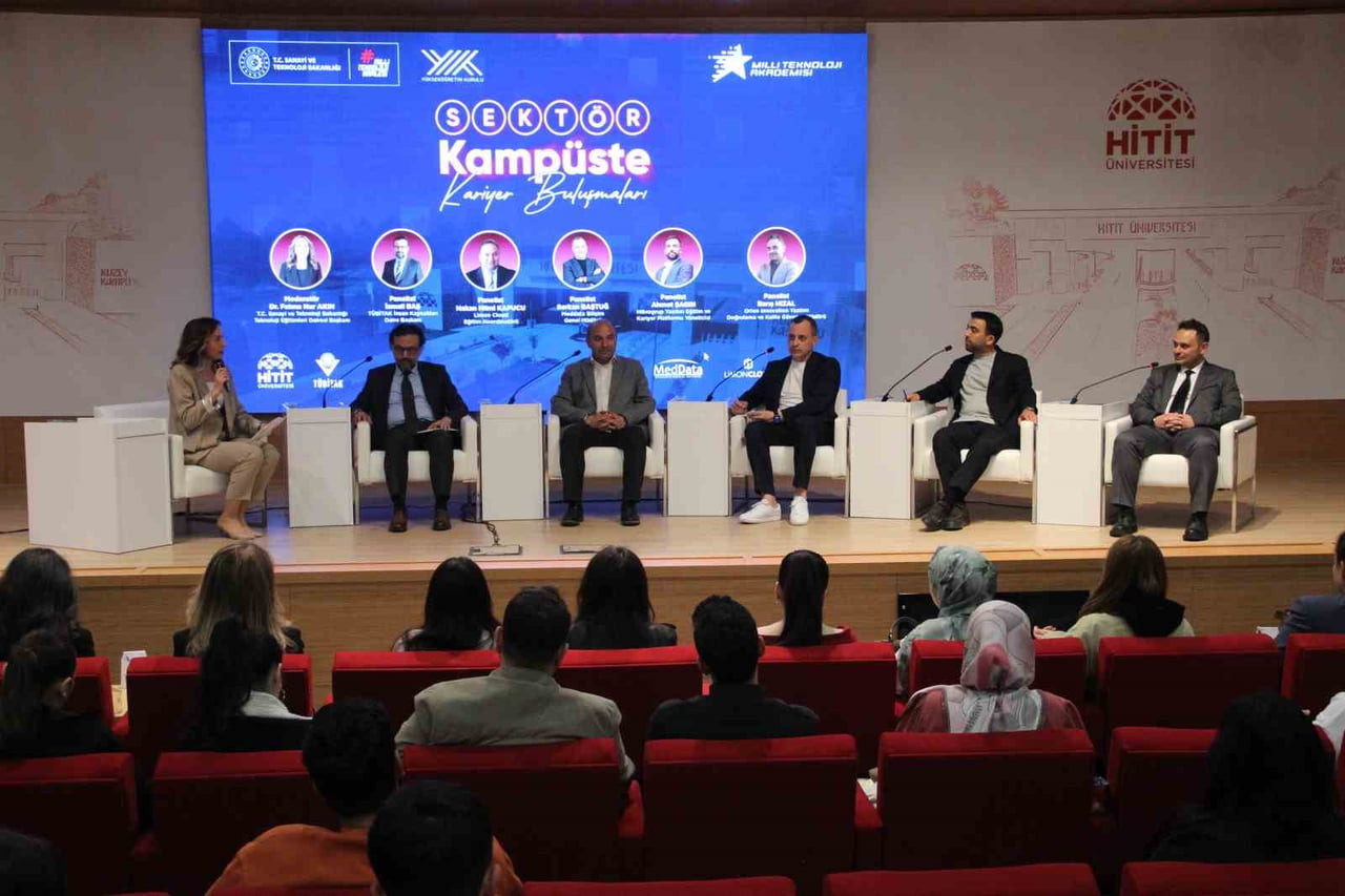 PANELİSTLER TARAFINDAN ÖĞRENCİLERE ÖNEMLİ BİLGİLER VERİLDİ.