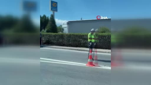 Panelvan yol tabelasına çarptı: 1 ölü, 2 yaralı