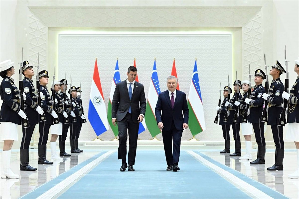 Paraguay Devlet Başkanı Santiago Pena (solda), resmi ziyaret için geldiği Özbekistan’da...