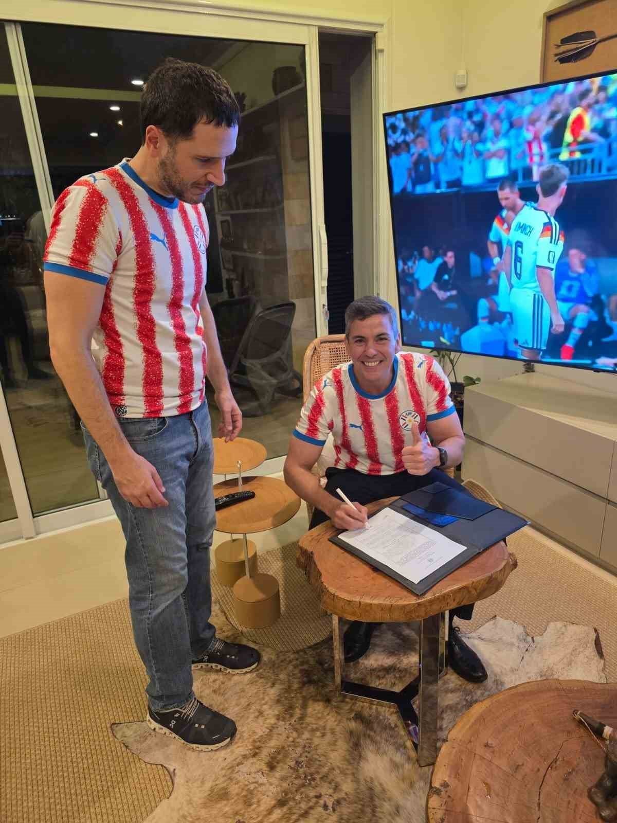 PARAGUAY’IN DÖRT KEZ DÜNYA ŞAMPİYONU OLAN ALMANYA'YI YENMESİNİN ARDINDAN PARAGUAY DEVLET BAŞKANI...