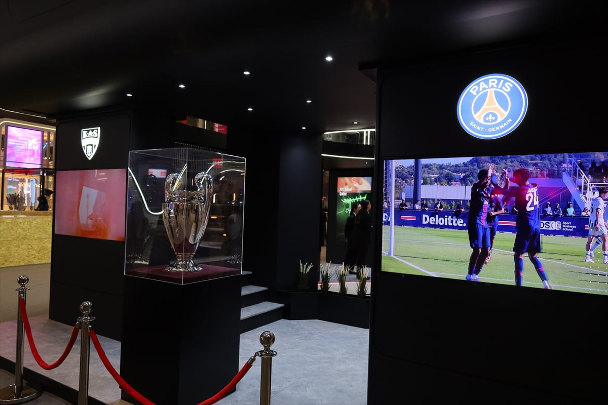 Paris Saint-Germain futbol kulübünün (PSG) kazandığı UEFA Şampiyonlar Ligi kupası, Web Summit...