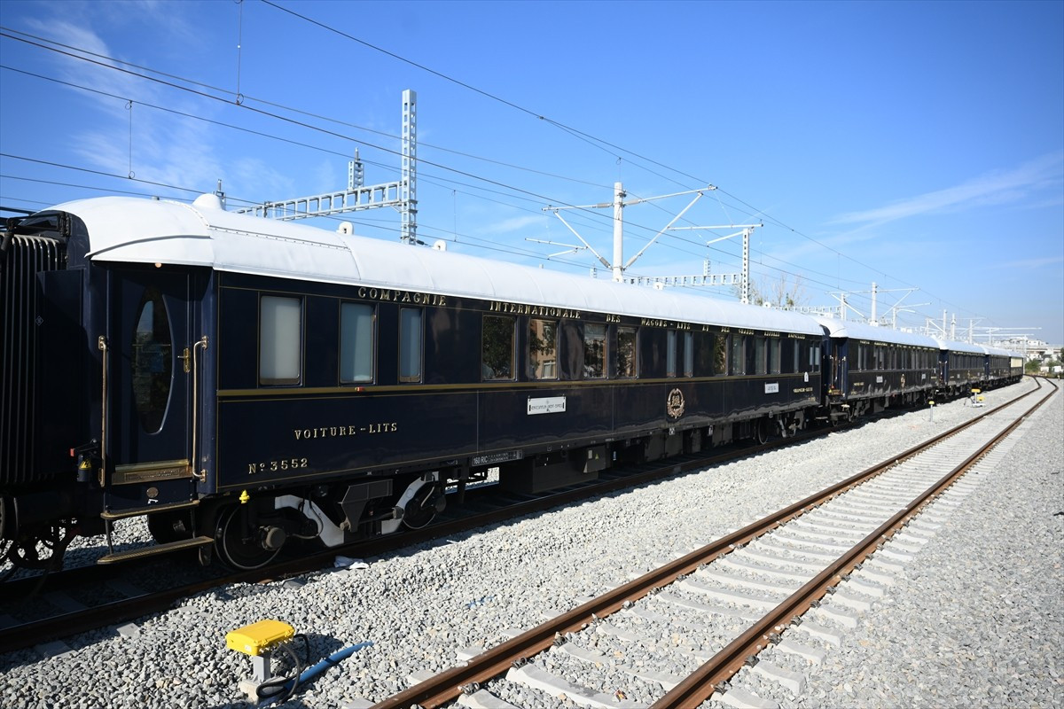 Paris'ten hareket eden tarihi Venice Simplon Orient Express treni, yılın ikinci seferi için...