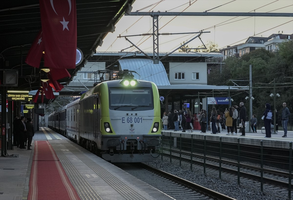 Paris'ten hareket eden ve sabah saatlerinde Kapıkule Garı'ndan Türkiye'ye giriş yapan tarihi...
