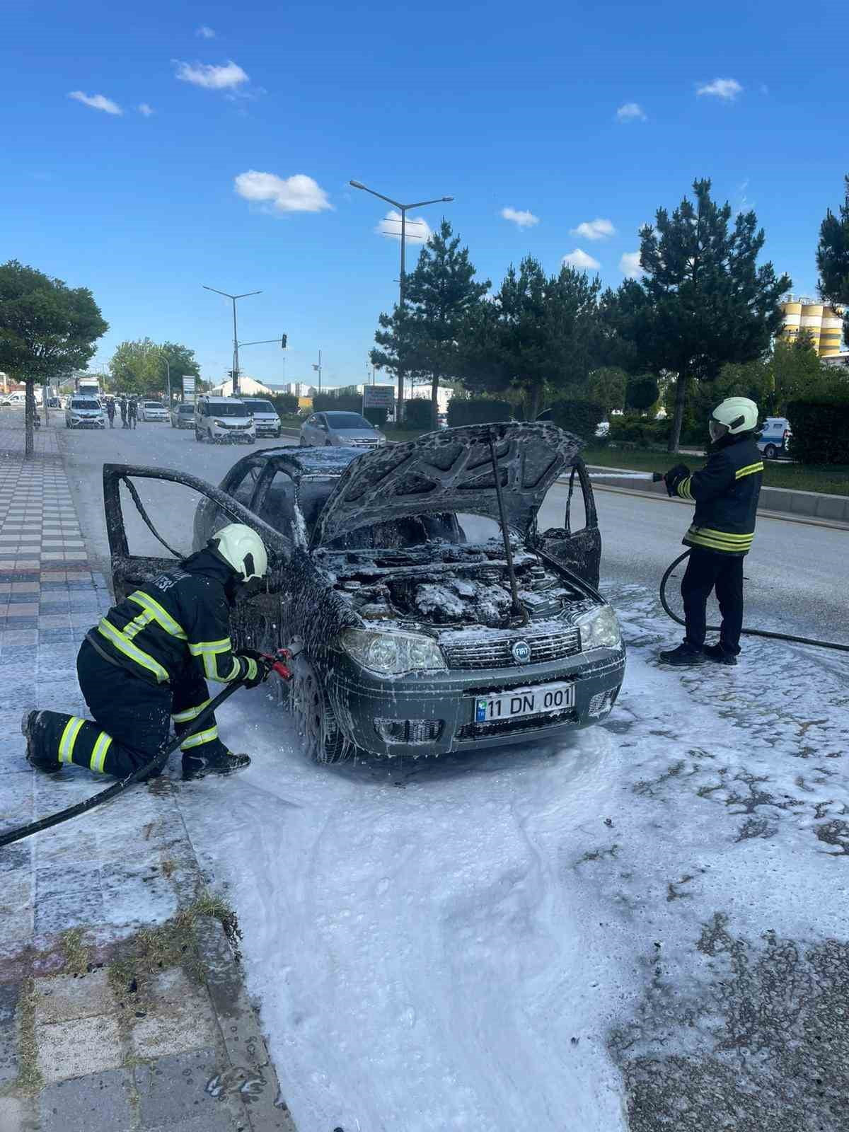 PARK HALİNDEKİ ARAÇ ALEV ALDI