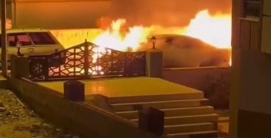 PARK HALİNDEKİ OTOMOBİL ALEV ALEV YANDI MARKA ARAÇ ALEV ALEV YANDI