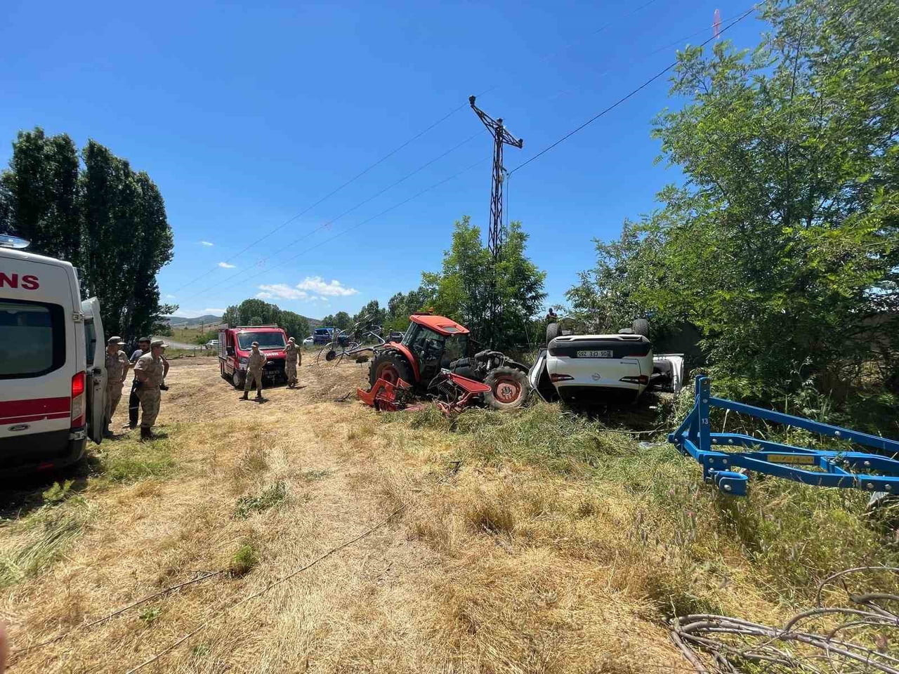 PARK HALİNDEKİ TRAKTÖRE ÇARPAN OTOMOBİLİN SÜRÜCÜSÜ YARALANDI