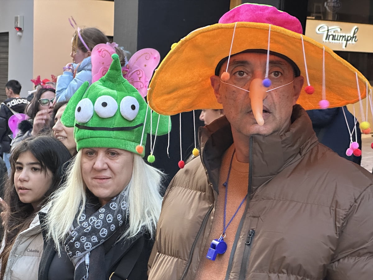 Paskalya orucu öncesi karnaval kutlamalarının düzenlendiği Yunanistan'da, farklı kostümler giyen...