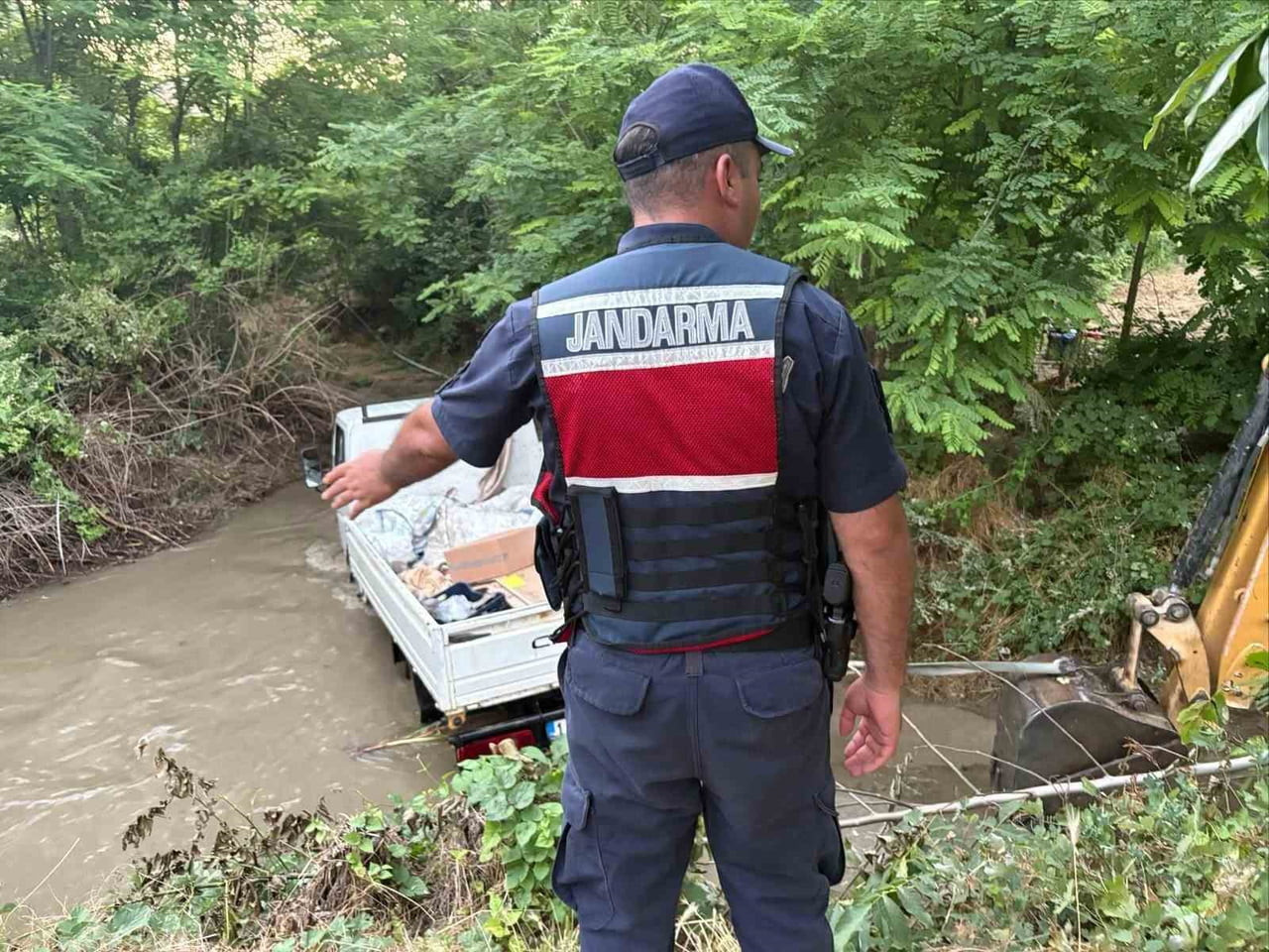 PATLAYAN BORU KAMYONETİ DERE İÇİNDE MAHSUR BIRAKTI