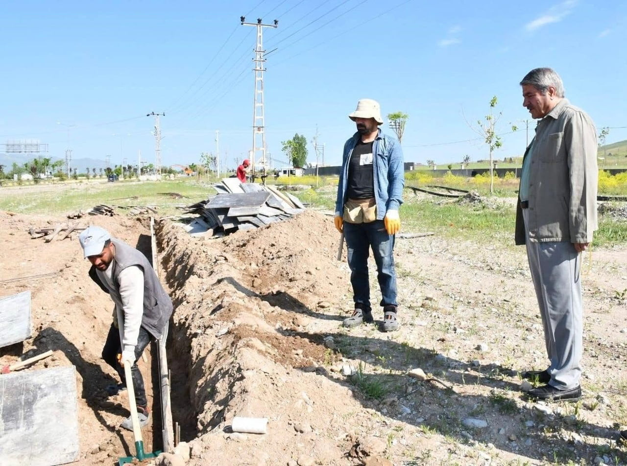 PATNOS BELEDİYE BAŞKANI ABDULHALIK TAŞKIN, YENİ MAHALLE TUGAY CADDESİ’NDE DEVAM EDEN ALTYAPI...