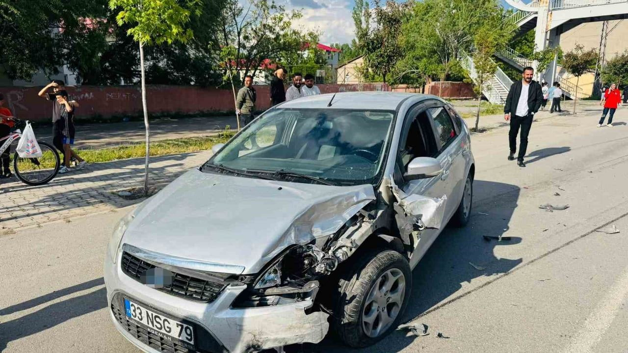 Patnos’ta kaza yapan sürücü aracını bırakarak kaçtı