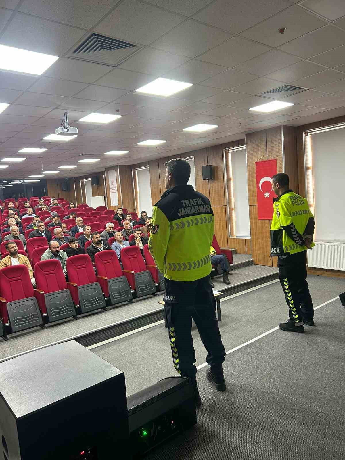 PATNOS’TA OKUL SERVİS ŞOFÖRLERİNE TRAFİK EĞİTİMİ VERİLDİ