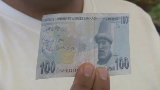 Pazarcı, aşkını paralara yazıp pazarda dağıtan şahsa seslendi: "Gelin bütün düğün masraflarını ben...