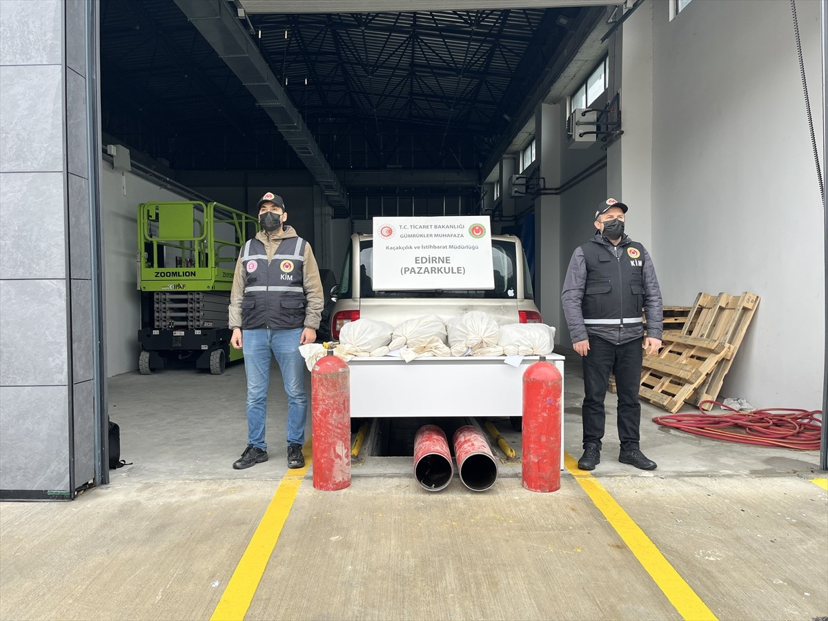Pazarkule Sınır Kapısı'nda bir otomobilin alt kısmı ve LPG tankına gizlenmiş 19 kilo 692 gram...