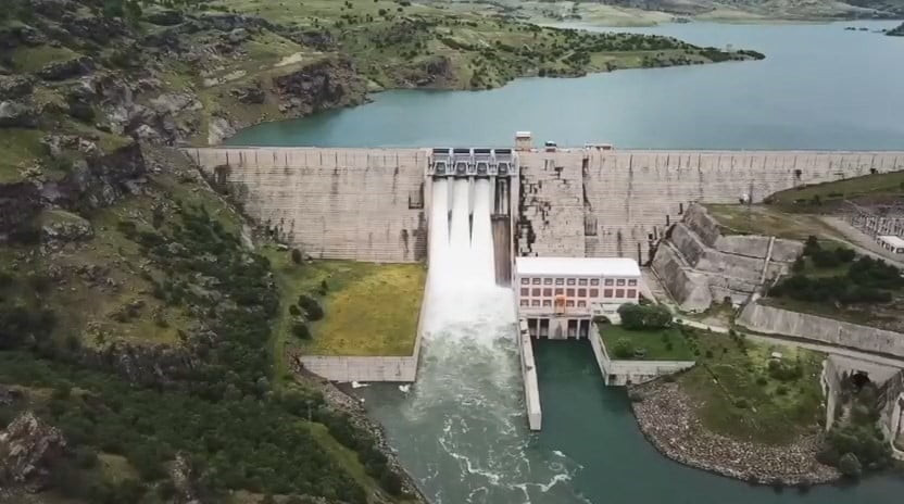 PEMBELİK BARAJI'NIN KAPAKLARI AÇILARAK KONTROLLÜ SU TAHLİYESİ GERÇEKLEŞTİRİLDİ.