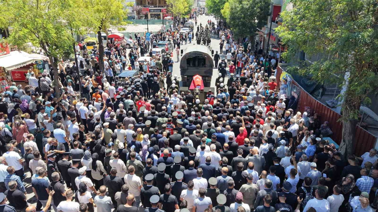 PENÇE-KİLİT HAREKATI BÖLGESİNDE YAŞANAN ASKERİ ARAÇ KAZASINDA YARALANMASININ ARDINDAN TEDAVİ...