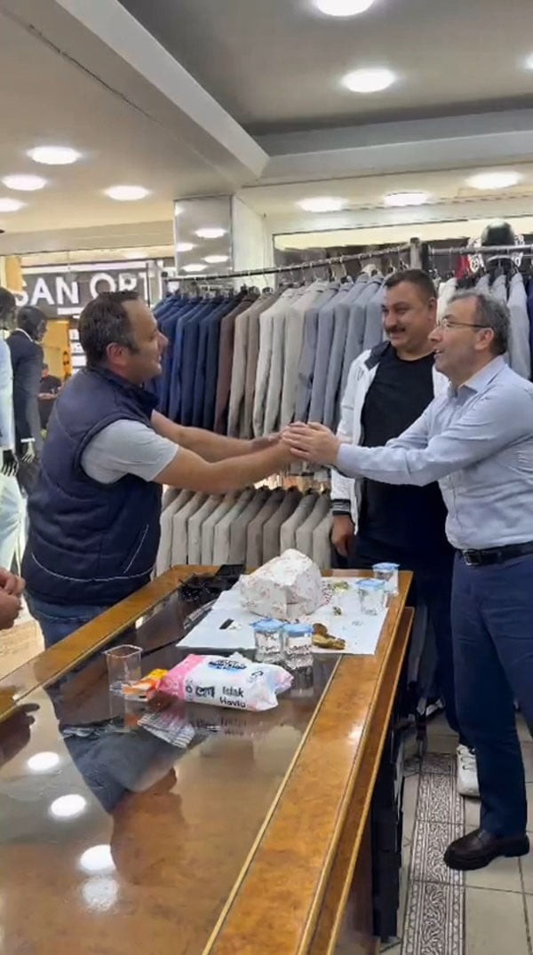 PENDİK BELEDİYE BAŞKANI AHMET CİN’İN ESNAF ZİYARETİ SIRASINDA KONUŞAN BİR VATANDAŞ, RAMAZAN AYINDA...