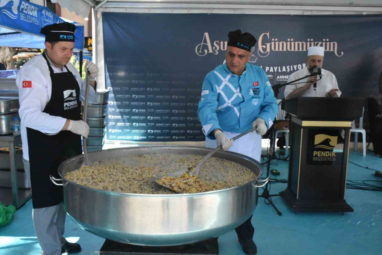 PENDİK BELEDİYESİ, MUHARREM AYI DOLAYISIYLA DÜZENLEDİĞİ GELENEKSEL AŞURE İKRAMINDA VATANDAŞLARA...