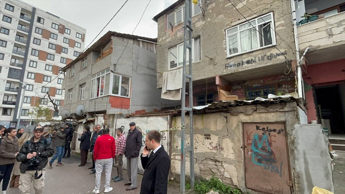 Pendik Fevzi Çakmak Mahallesi Umman Sokak'ta gece bir evde çıkan yangında ağır yaralanan 4...