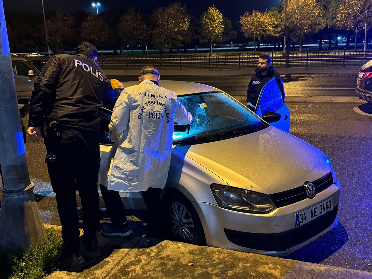 Pendik Sahil Bulvarı Dr. Tahsin Arcan Parkı yanındaki cep otoparkında park halindeki otomobilde...
