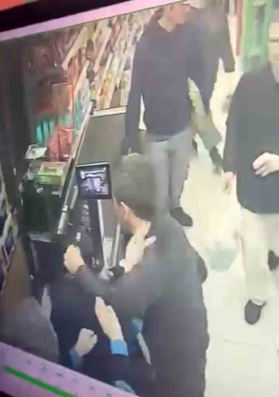 PENDİK'TE BİR ZİNCİR MARKETTE ERKEK MÜŞTERİNİN KADIN KASİYERİ YUMRUKLAYARAK DARBETTİĞİ ANLAR...
