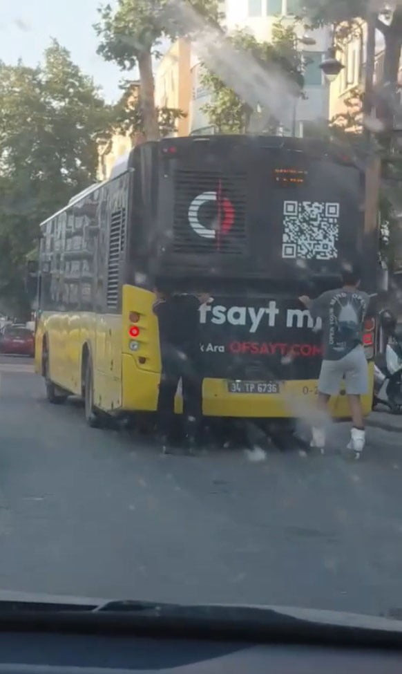 PENDİK'TE CADDE ÜZERİNDE PATENLE SEYİR HALİNDE OLAN İKİ GENÇ, İLGİNÇ GÖRÜNTÜLERE SAHNE OLDU. BİR...