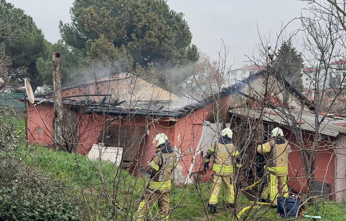 Pendik'te gecekonduda çıkan yangın itfaiye ekiplerince söndürüldü.