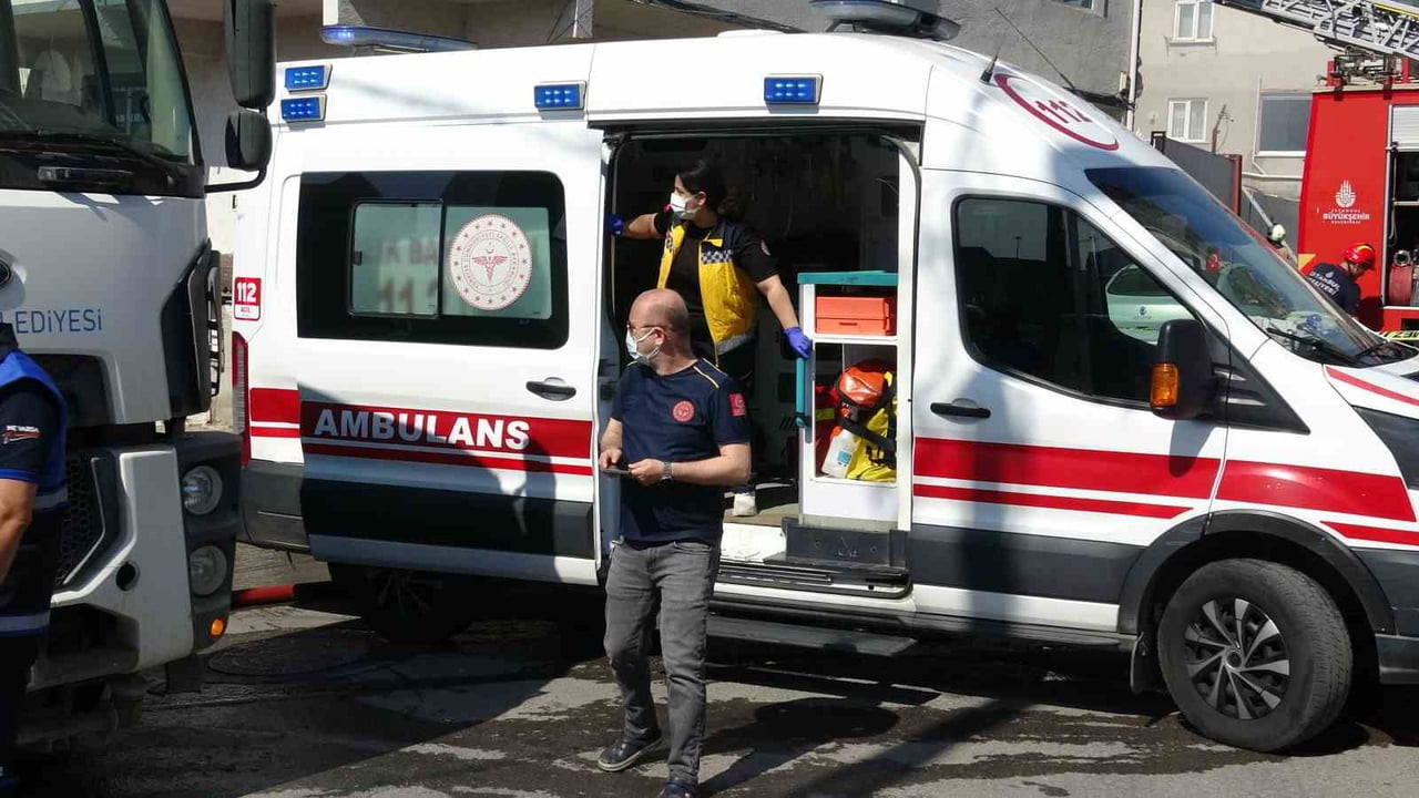 PENDİK'TE İKİ KATLI BİNANIN BİRİNCİ KATINDA ÇIKAN YANGIN PANİĞE NEDEN OLDU. YANGINDA 1 KİŞİ...