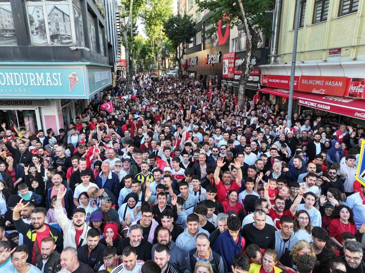 PENDİK'TE SAHİL MEYDANINDA BELEDİYE TARAFINDAN KURULAN DEV EKRANLARDA A MİLLİ FUTBOL TAKIMI'NIN...
