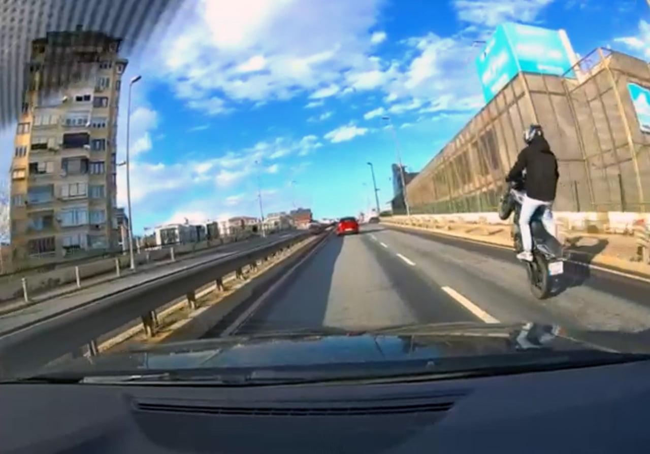 PENDİK'TE TRAFİKTE AKROBATİK HAREKET YAPAN MOTOSİKLET SÜRÜCÜSÜNE 46 BİN TL CEZA KESİLDİ